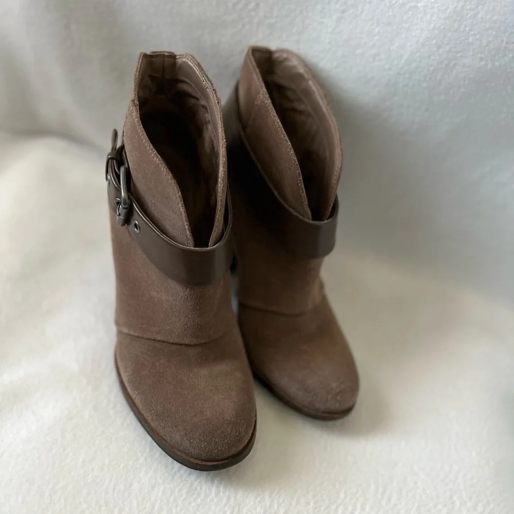 BCBG Size 7M Taupe Leather/Suede Booties